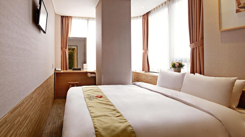 Skypark Myeongdong 3 3*